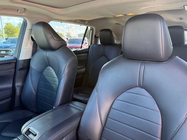 Used 2020 Toyota Highlander XLE AWD/4WD image 12