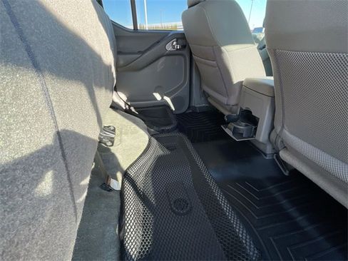 Used 2016 Nissan Frontier SV image 13