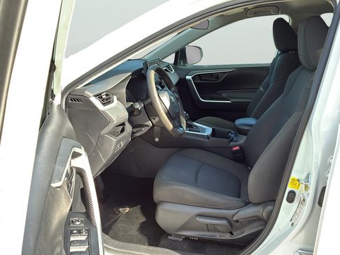 Used 2022 Toyota RAV4 LE FWD image 13