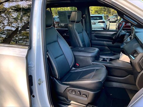 Used 2021 GMC Yukon SLT w/ SLT Premium Package image 9