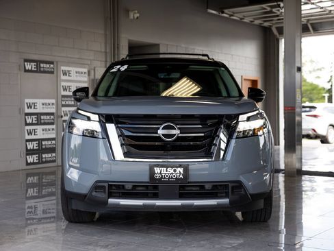 Used 2024 Nissan Pathfinder Platinum AWD/4WD image 3