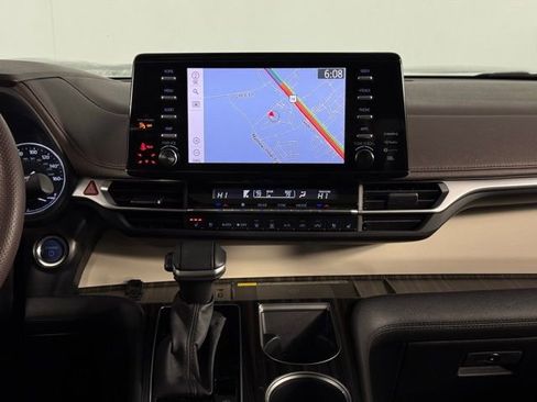 Used 2024 Toyota Sienna Platinum image 25