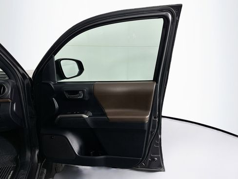 Used 2016 Toyota Tacoma Limited image 31