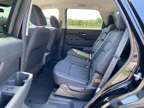 Used 2022 Nissan Pathfinder S FWD image 17