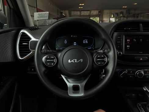 Used 2025 Kia Soul LX w/ LX Technology Package FWD image 30