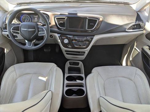 Used 2018 Chrysler Pacifica L FWD image 16