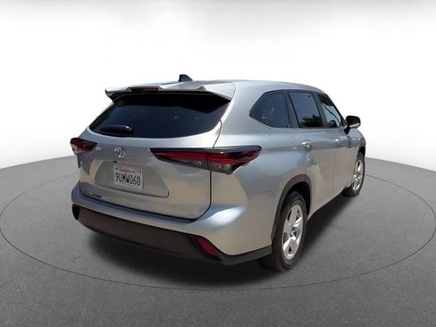 Used 2025 Toyota Highlander LE FWD image 14