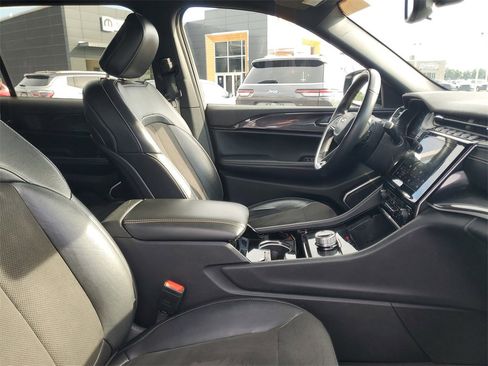 Used 2022 Jeep Grand Cherokee L Laredo image 37