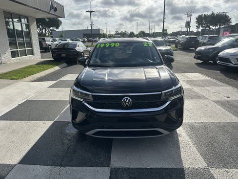 Used 2022 Volkswagen Taos SE w/ Driver Assistance Package FWD image 2