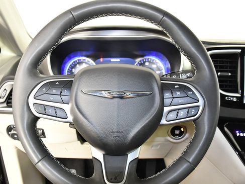 Used 2024 Chrysler Pacifica Touring-L FWD image 19