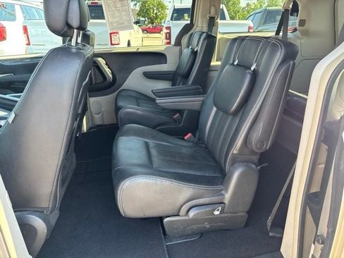 Used 2015 Chrysler Town & Country Touring-L w/ Driver Convenience Group FWD image 17