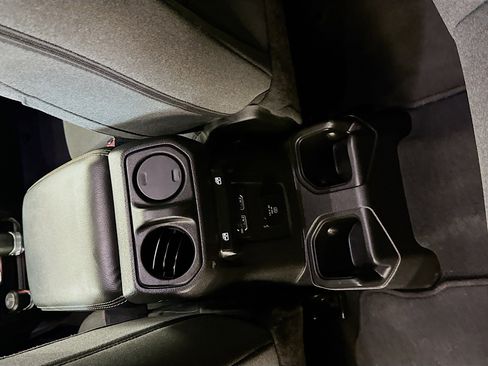 Used 2025 Jeep Wrangler Sahara image 27