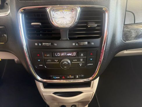 Used 2014 Chrysler Town & Country Touring FWD image 22