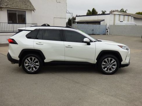 Used 2020 Toyota RAV4 Limited FWD image 2
