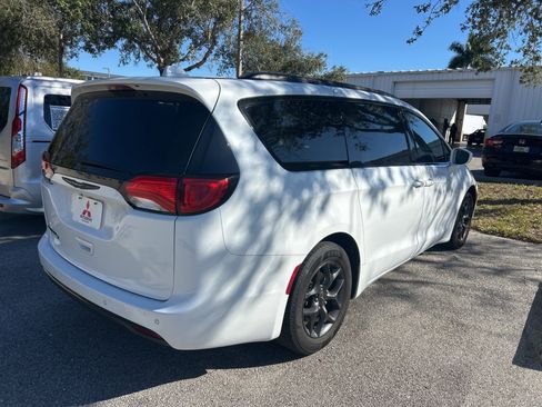 Used 2018 Chrysler Pacifica Touring-L w/ Premium Audio Group image 4