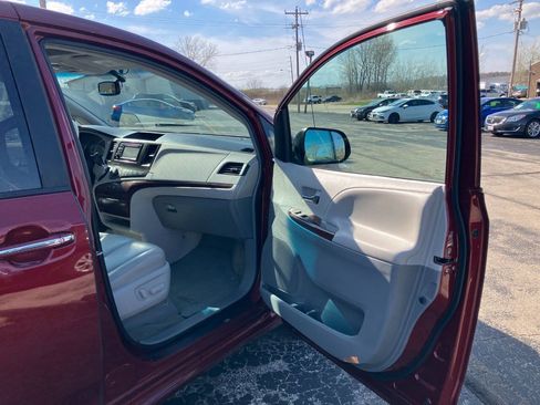 Used 2012 Toyota Sienna XLE FWD image 13