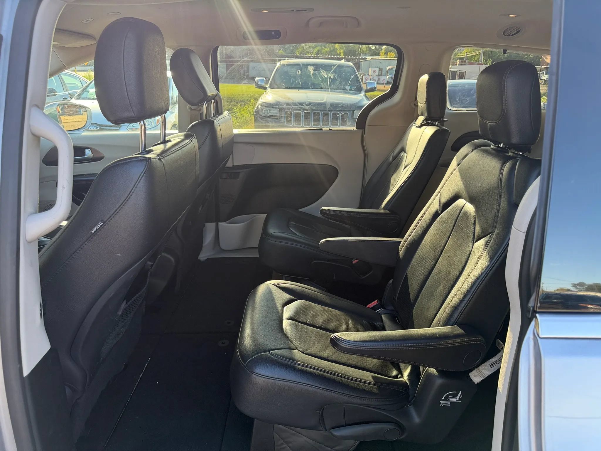 Used 2019 Chrysler Pacifica Touring-L FWD image 16