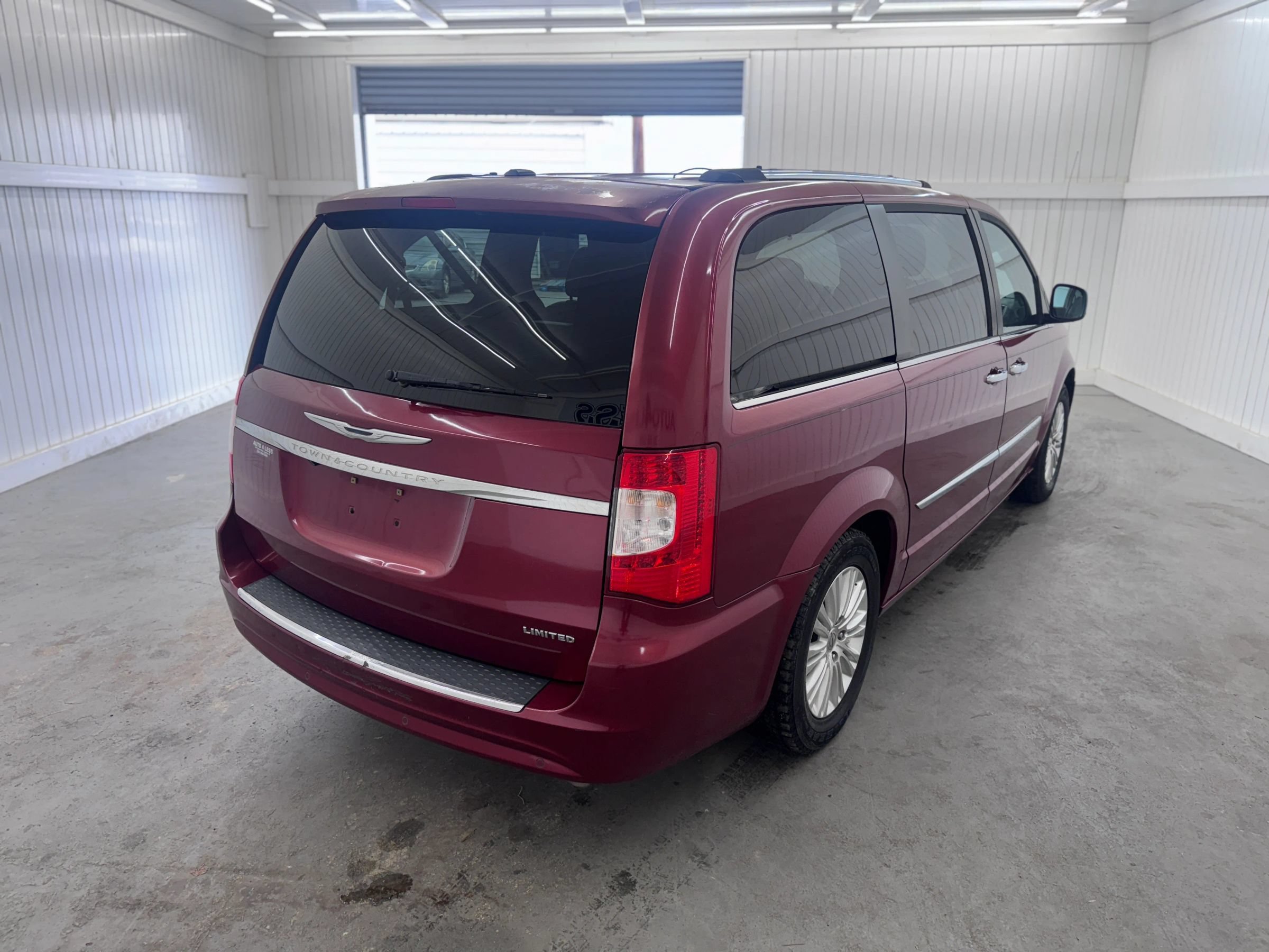 Used 2012 Chrysler Town & Country Limited FWD image 5