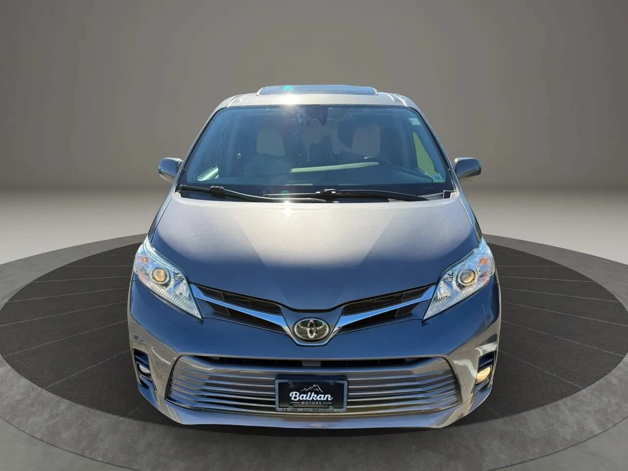 Used 2018 Toyota Sienna XLE w/ XLE Navigation Package FWD image 9