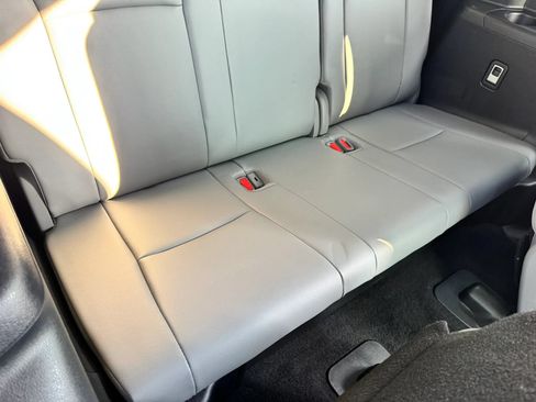 Used 2020 Toyota Highlander XLE AWD/4WD image 24