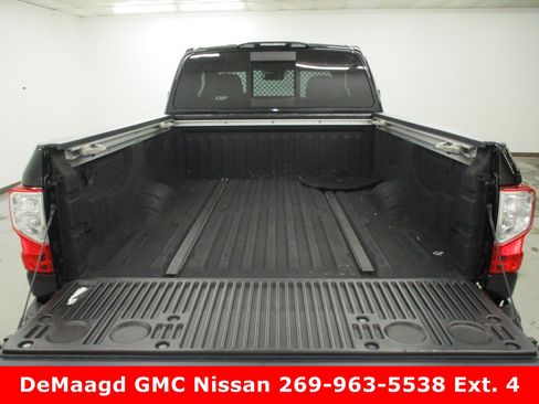 Used 2017 Nissan Titan SV image 7