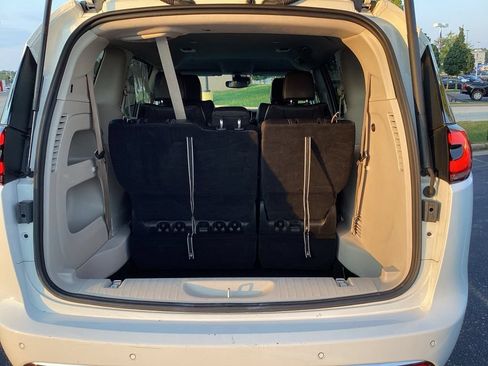 Used 2023 Chrysler Pacifica Touring-L FWD image 12