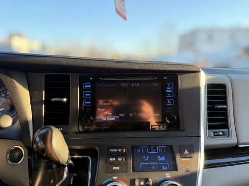 Used 2017 Toyota Sienna XLE Premium image 23