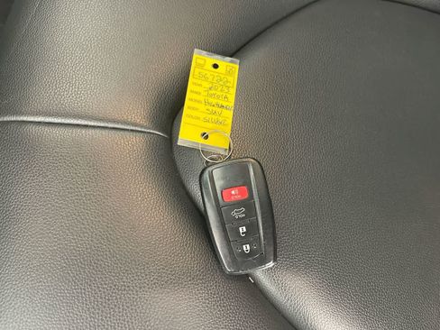 Used 2023 Toyota Highlander XLE AWD/4WD image 28
