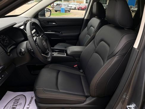 Used 2025 Nissan Pathfinder SL FWD image 10