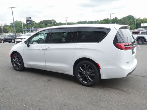 New 2026 Chrysler Pacifica Select image 10