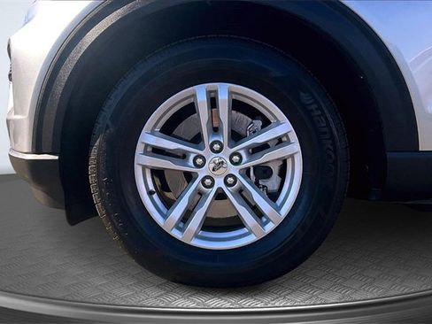 Certified 2024 Ford Explorer XLT image 9