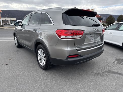 Used 2017 Kia Sorento LX w/ LX Convenience Package image 6
