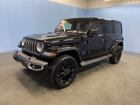 Certified 2025 Jeep Wrangler Sahara image 3