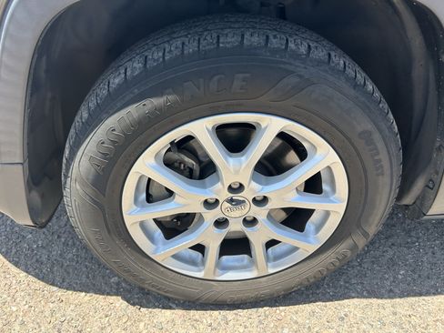 Used 2018 Jeep Cherokee Latitude Plus w/ Trailer Tow Group AWD/4WD image 8