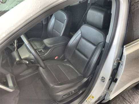 Used 2023 GMC Acadia SLT image 11