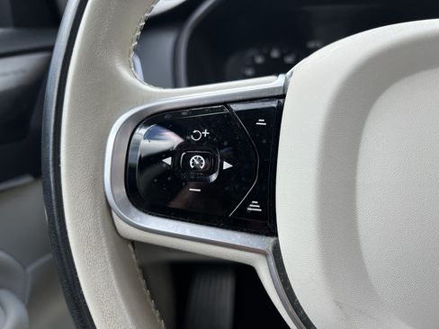 Used 2020 Volvo XC90 T6 Momentum AWD/4WD image 19