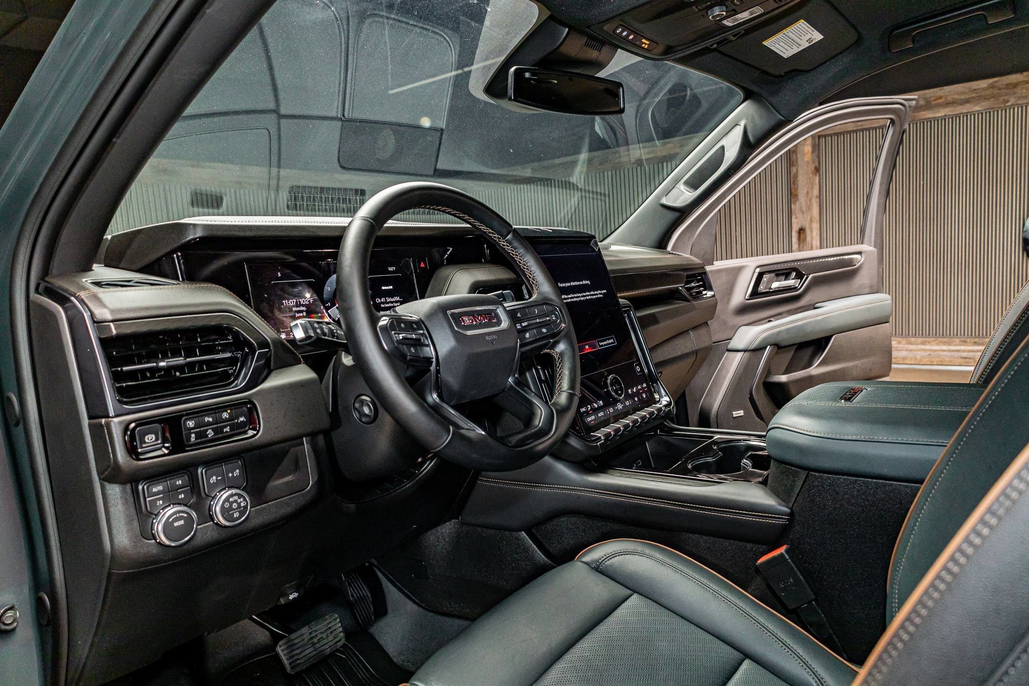Used 2025 GMC Yukon AT4 w/ LPO, AT4 Appearance Package AWD/4WD image 13