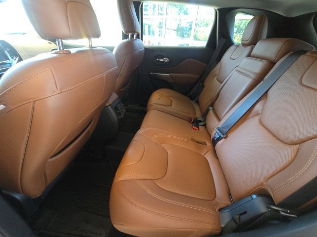 Used 2019 Jeep Cherokee Overland w/ Technology Group FWD image 14