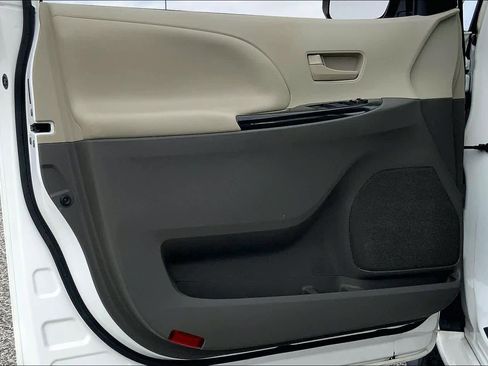 Used 2014 Toyota Sienna LE image 21