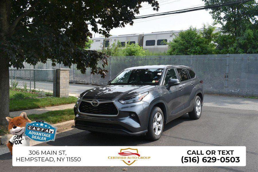 Used 2025 Toyota Highlander LE FWD image 2