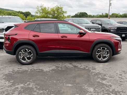 Used 2025 Chevrolet Trax LT FWD image 4