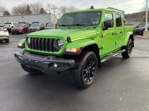 Used 2025 Jeep Gladiator Sport image 8