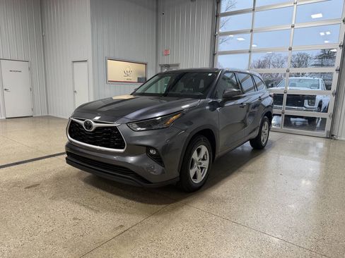 Used 2022 Toyota Highlander LE FWD image 2