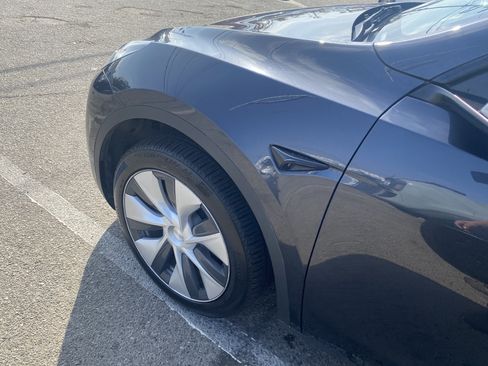 Used 2024 Tesla Model Y 2WD image 29