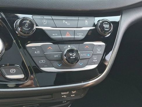 Used 2020 Chrysler Pacifica Touring-L Plus FWD image 18