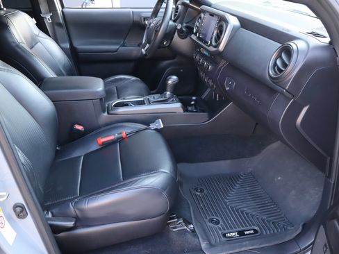Used 2020 Toyota Tacoma TRD Sport w/ TRD Premium Sport Package AWD/4WD image 16