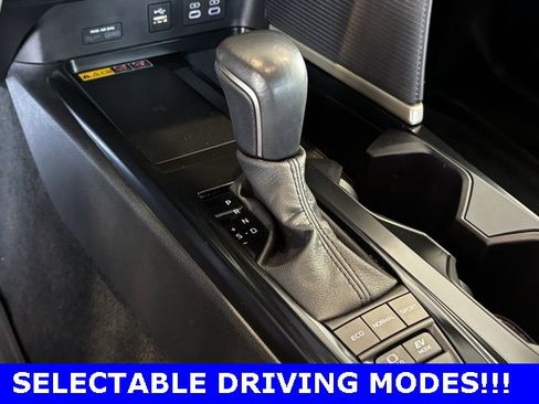 Used 2025 Toyota Camry SE image 3