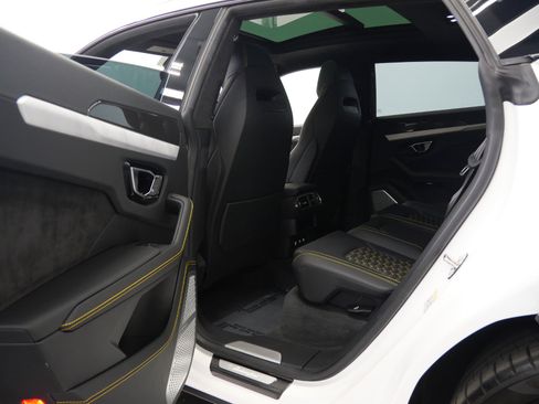 Used 2021 Lamborghini Urus image 32