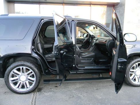 Used 2014 Cadillac Escalade Premium image 16