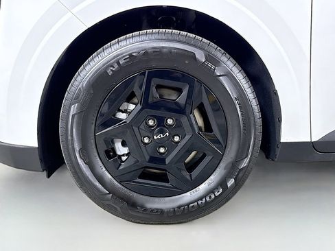 Used 2025 Kia Carnival image 35